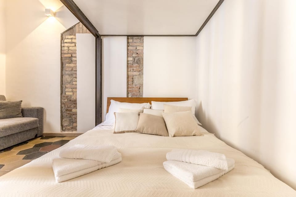 Bed, Photo of the whole room, Bedroom, towels
