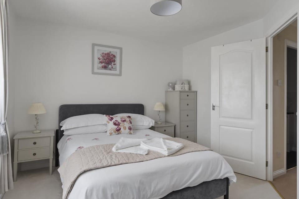 Comfortable Home Garden & Parking Walk to Beach Apartment in Westward Ho