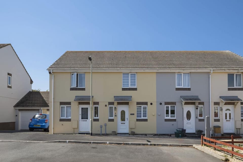 Comfortable Home Garden & Parking Walk to Beach Apartment in Westward Ho