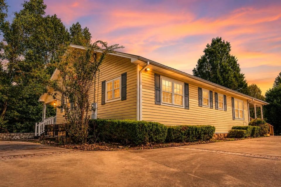 5 King Bedroom Mtn Lodge Hot Tub Yard & Games House in Sevier County