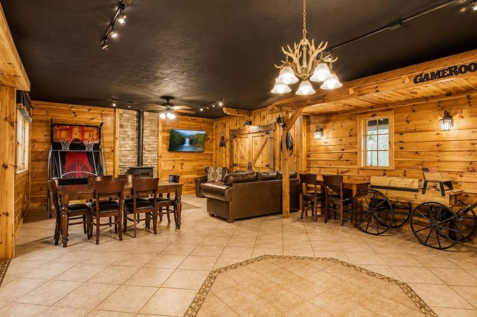 5 King Bedroom Mtn Lodge Hot Tub Yard & Games House in Sevier County