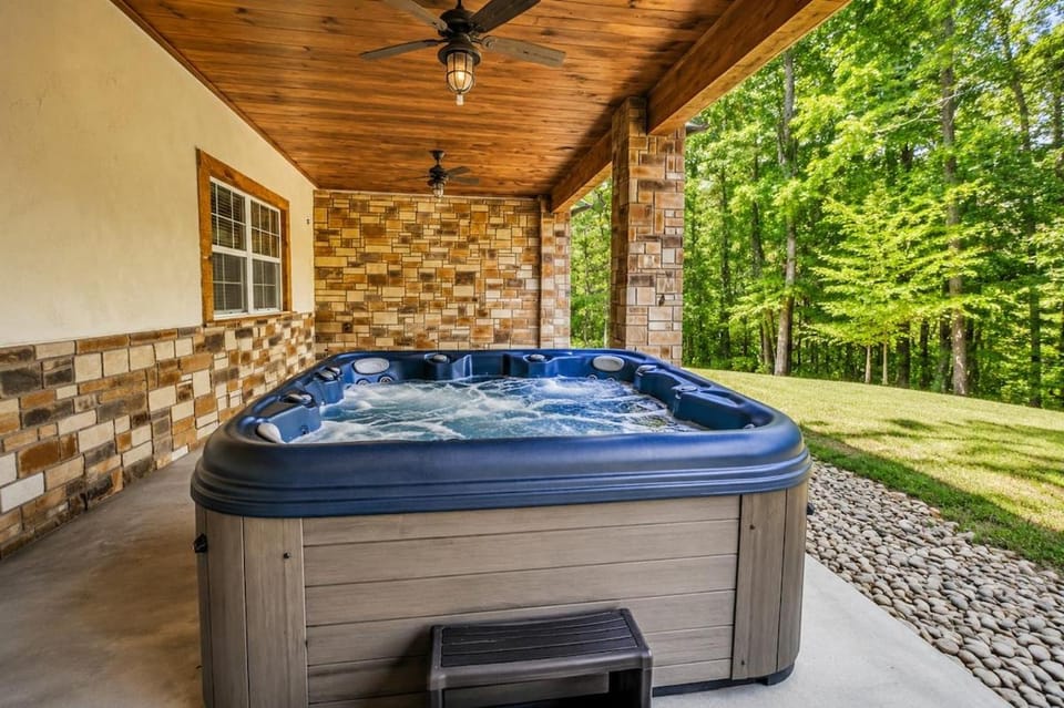 5 King Bedroom Mtn Lodge Hot Tub Yard & Games House in Sevier County