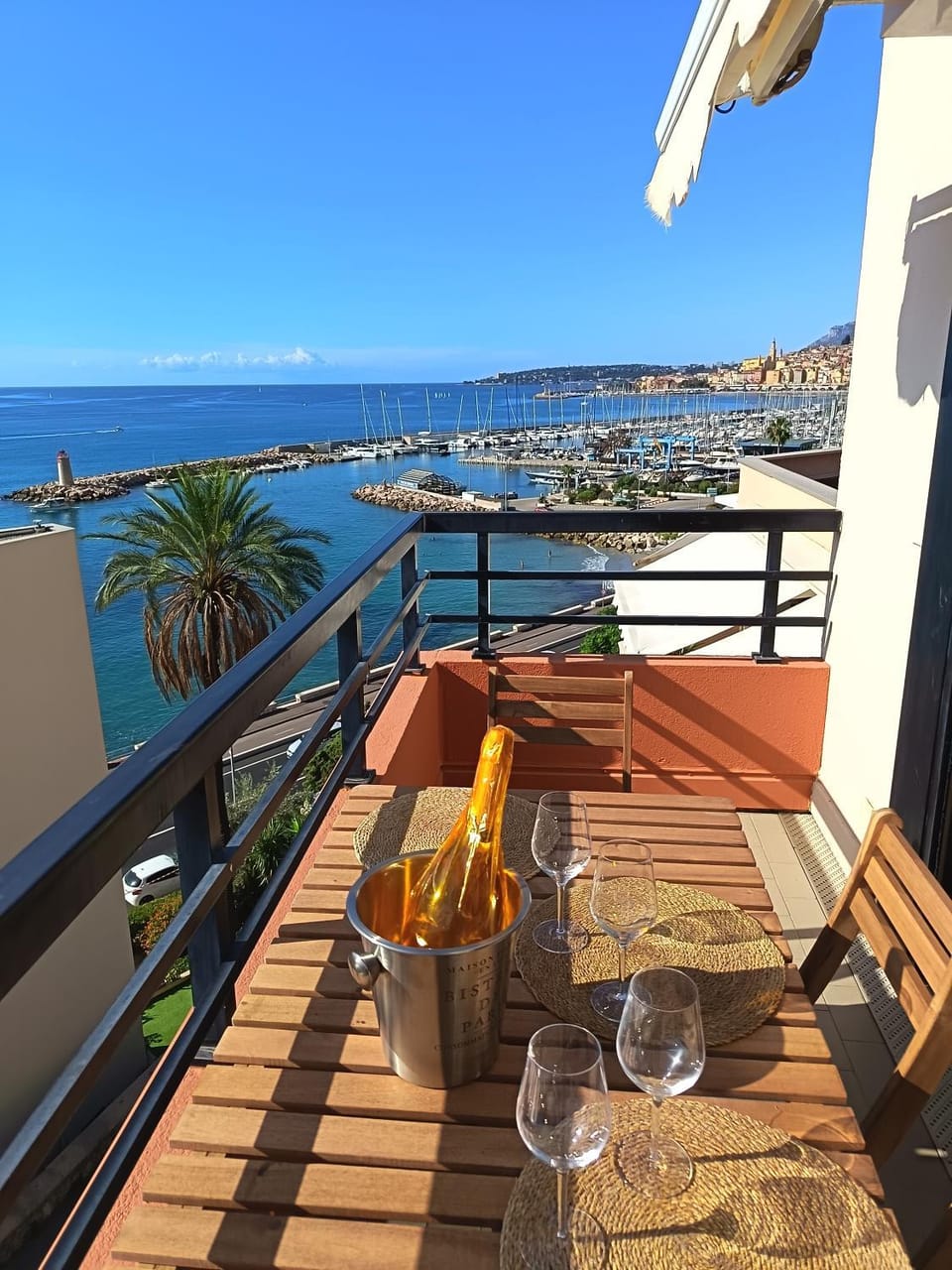 Day, Natural landscape, View (from property/room), Balcony/Terrace, Food and drinks, Dining area, Sea view, Drinks, Alcoholic drinks