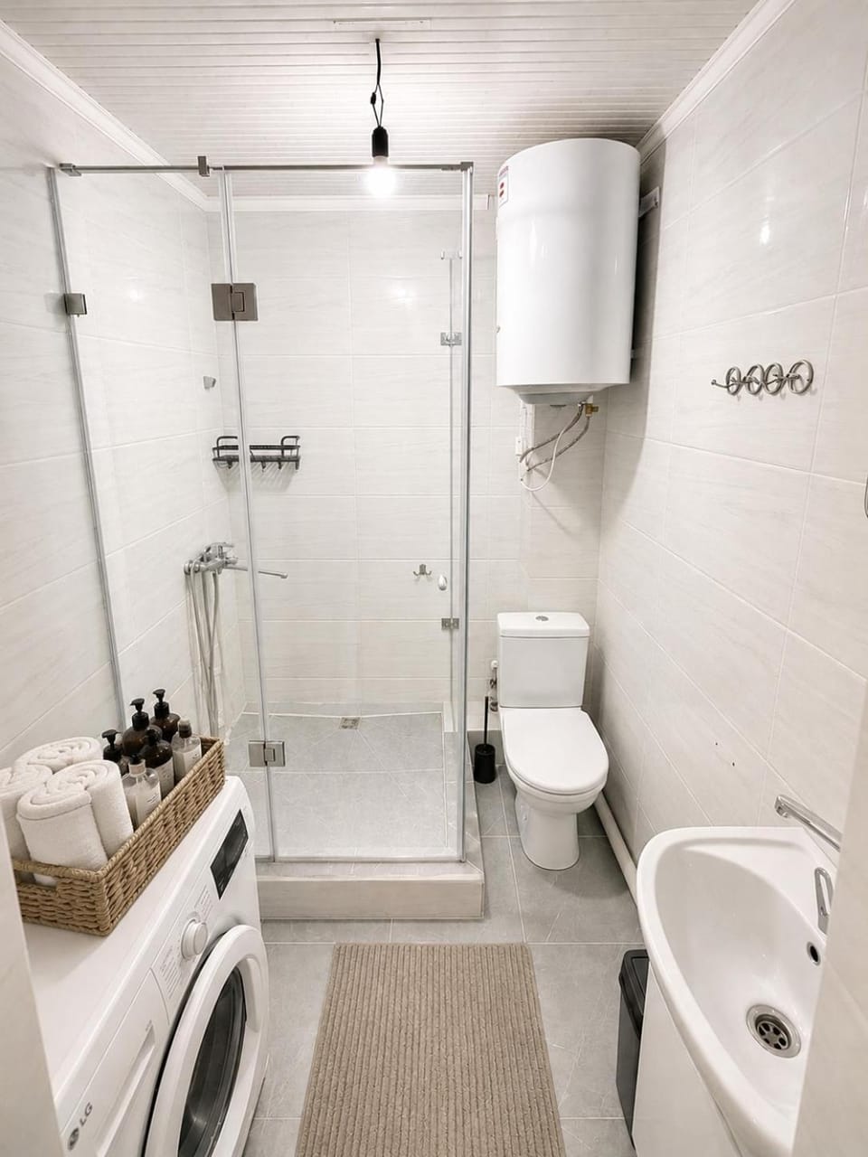 Shower, Toilet, towels, washing machine