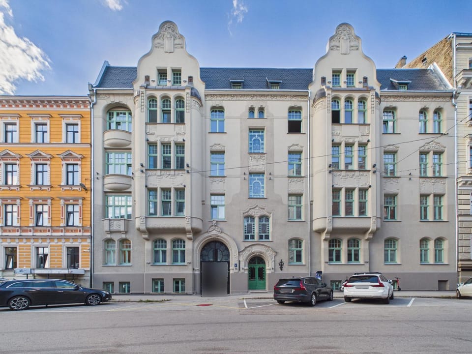 Property building, Location