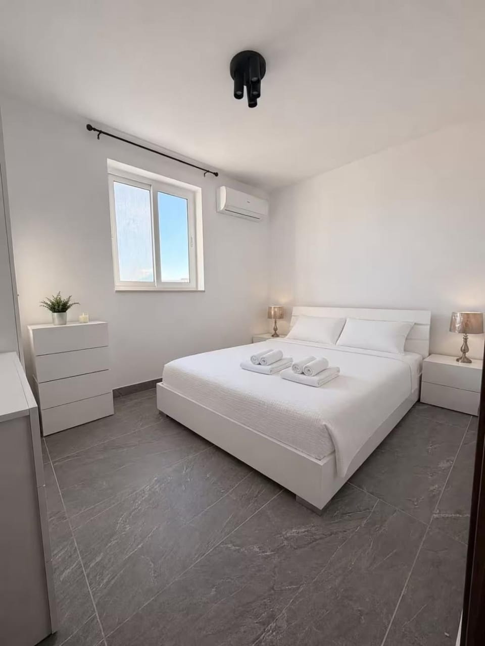 Bed, Bedroom, towels, air conditioner