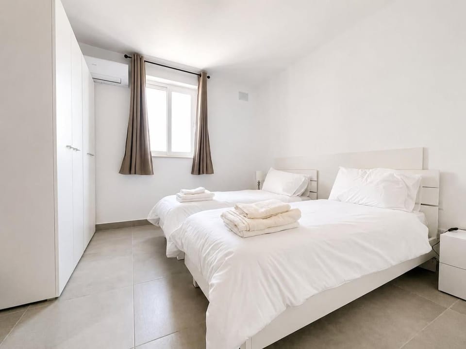 Bed, Bedroom, towels