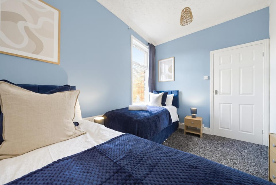 Bed, Bedroom, storage, towels