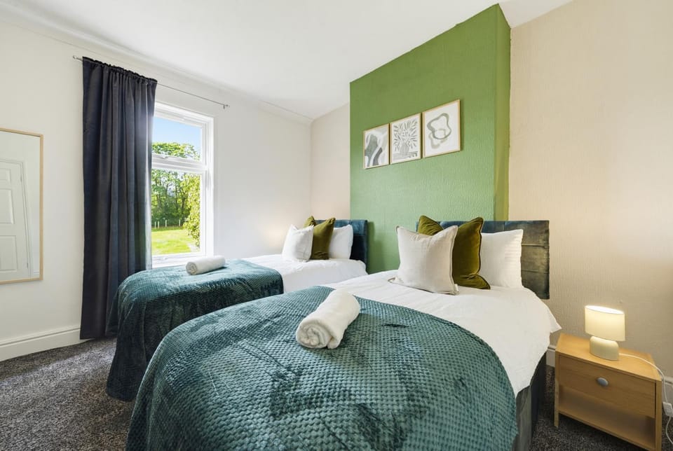 Bed, Bedroom, storage, towels