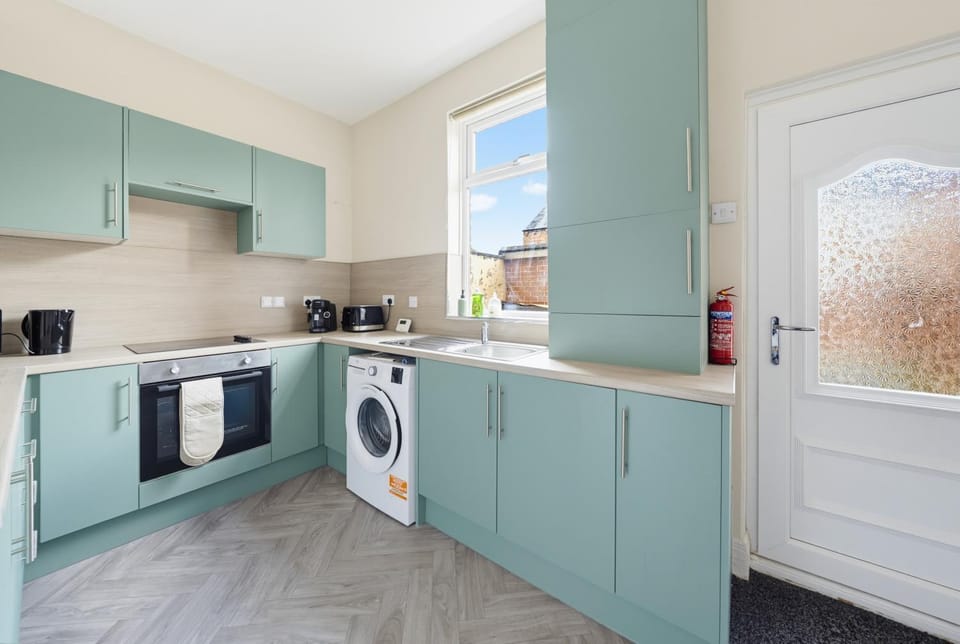 Coffee/tea facilities, microwave, oven, stove, toaster, washing machine, kitchen