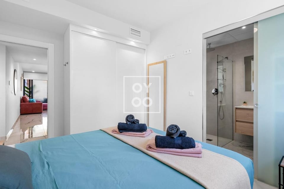 Bed, Bedroom, towels