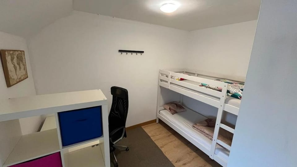 Large Family & Group Home, Calm Nature, Highway Access, Fast Wi-Fi & Free Parking Apartment in Flanders