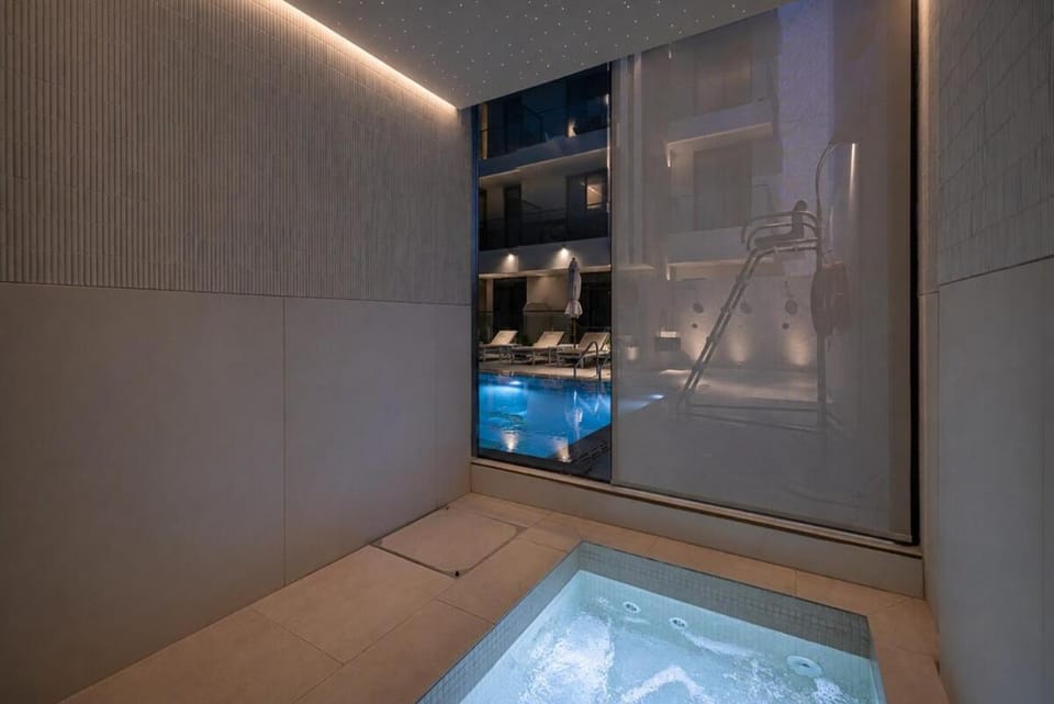 Luxury Poolside 2BR With Gym, Sauna and Jacuzzi Apartment in Dubai