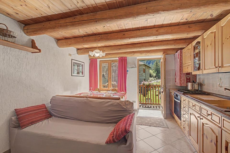Property building, Kitchen or kitchenette, Living room