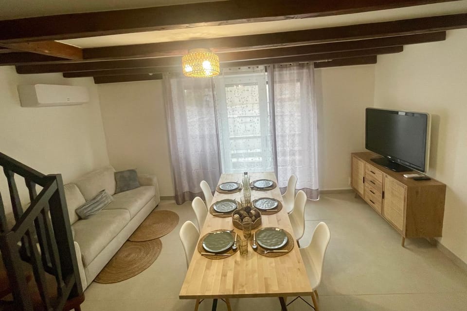TV and multimedia, Living room, Seating area, Dining area