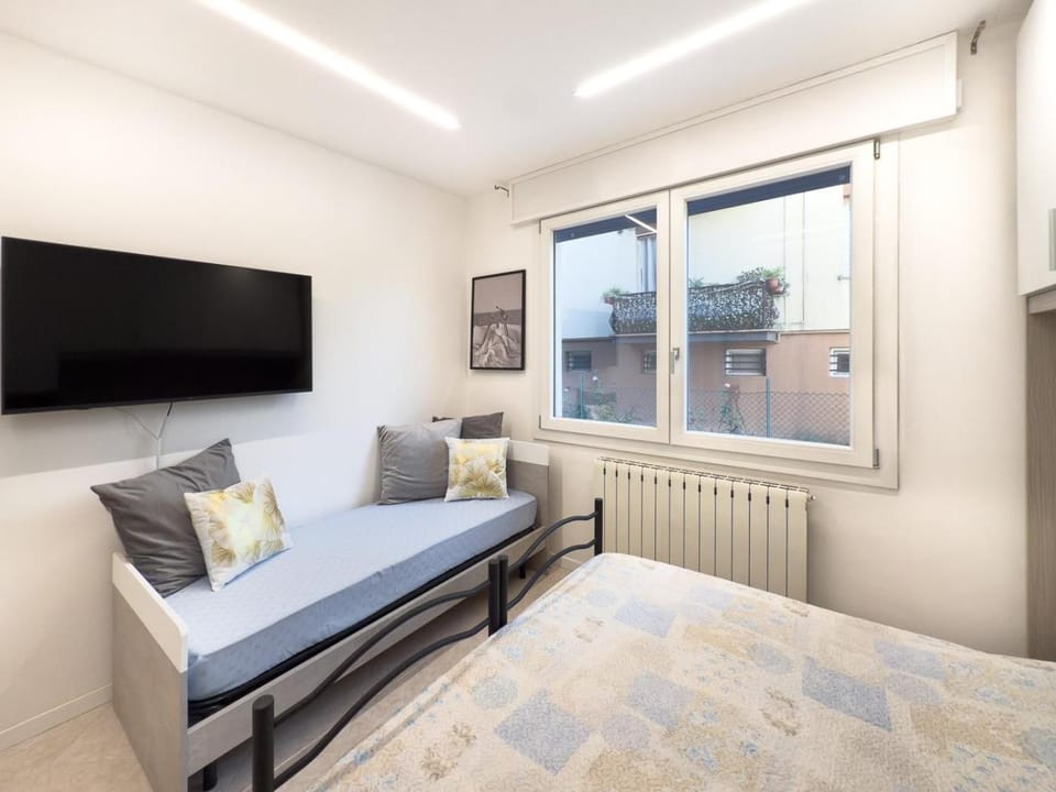 Bed, TV and multimedia, Photo of the whole room, Bedroom