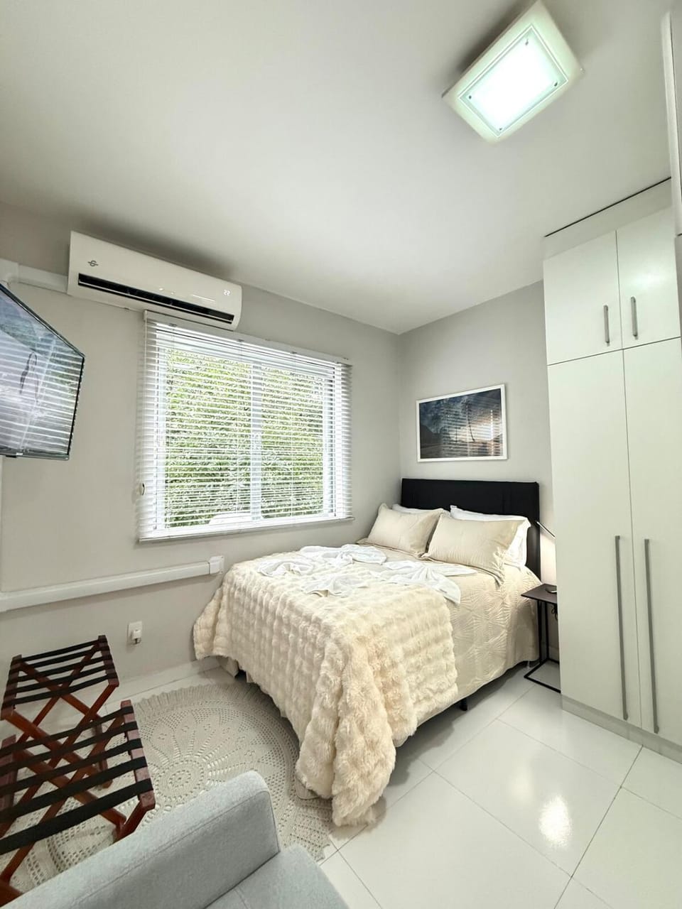 Bed, TV and multimedia, Photo of the whole room, Bedroom, wardrobe, air conditioner