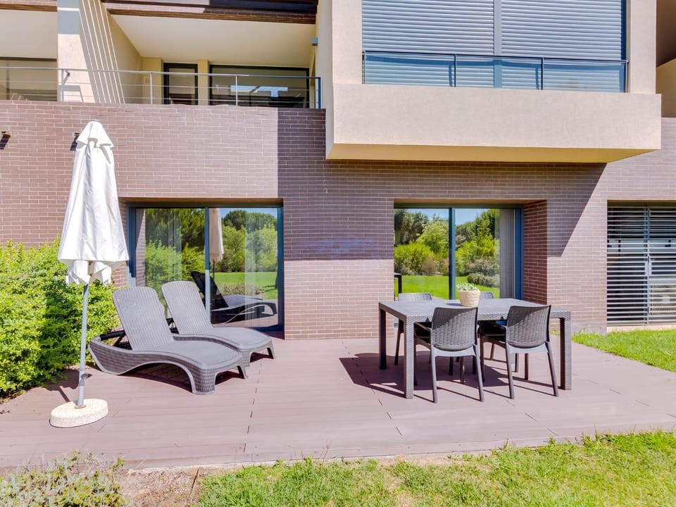 Property building, Patio, Garden, Seating area, Garden view, sunbed