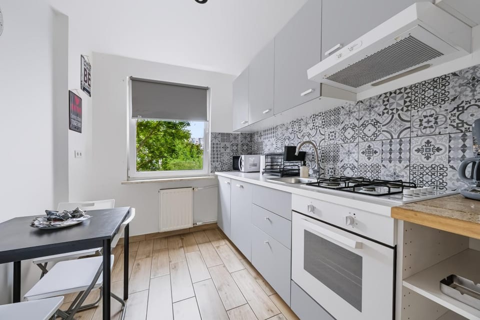 Kitchen or kitchenette, dishwasher, stove