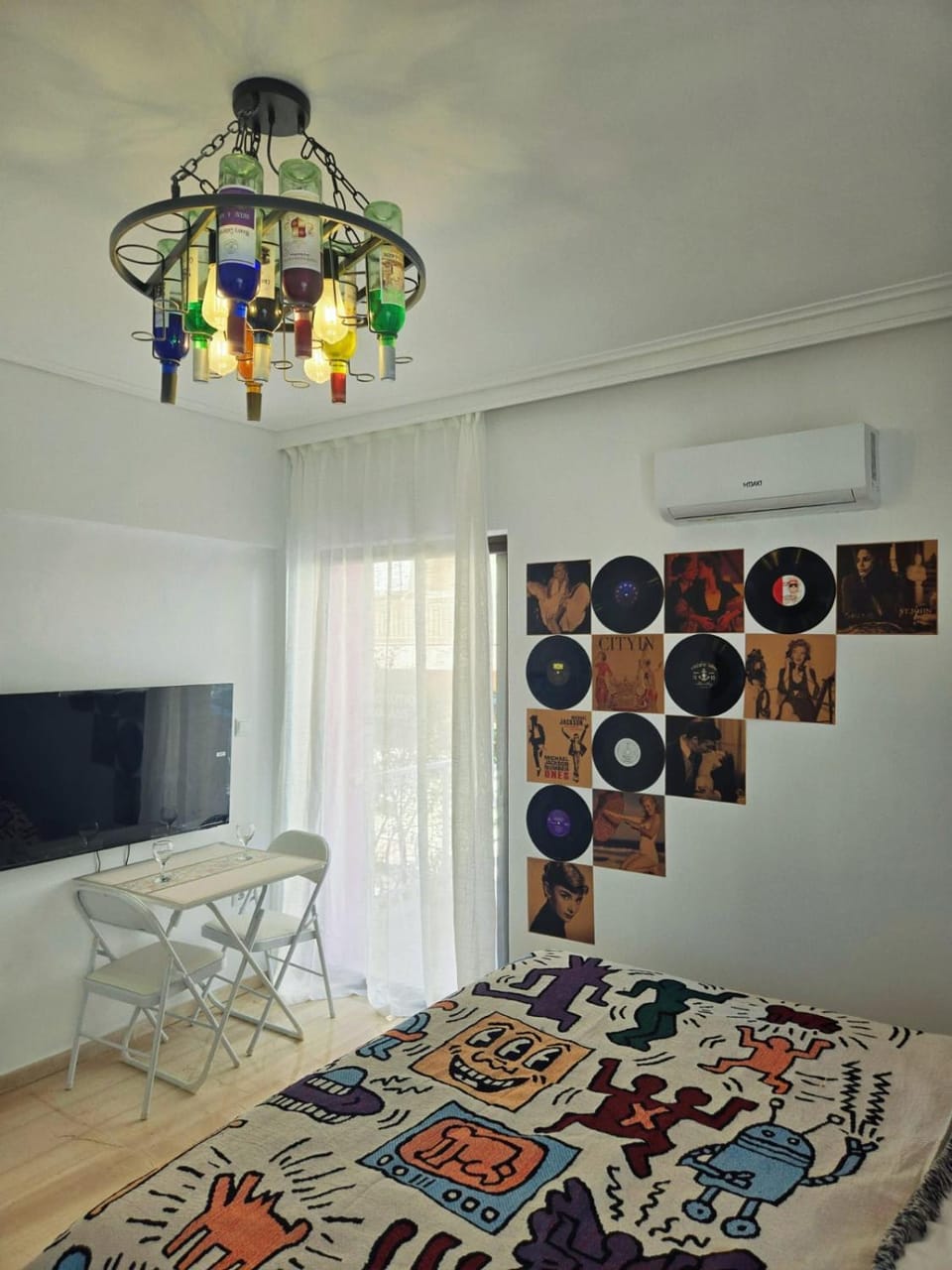 Restaurant/places to eat, TV and multimedia, Living room, air conditioner