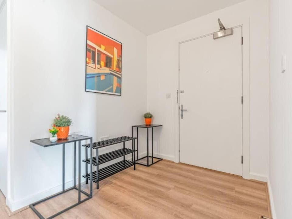 Wembley Stadium Luxury Apartment, Balcony &Netflix Apartment in Wembley