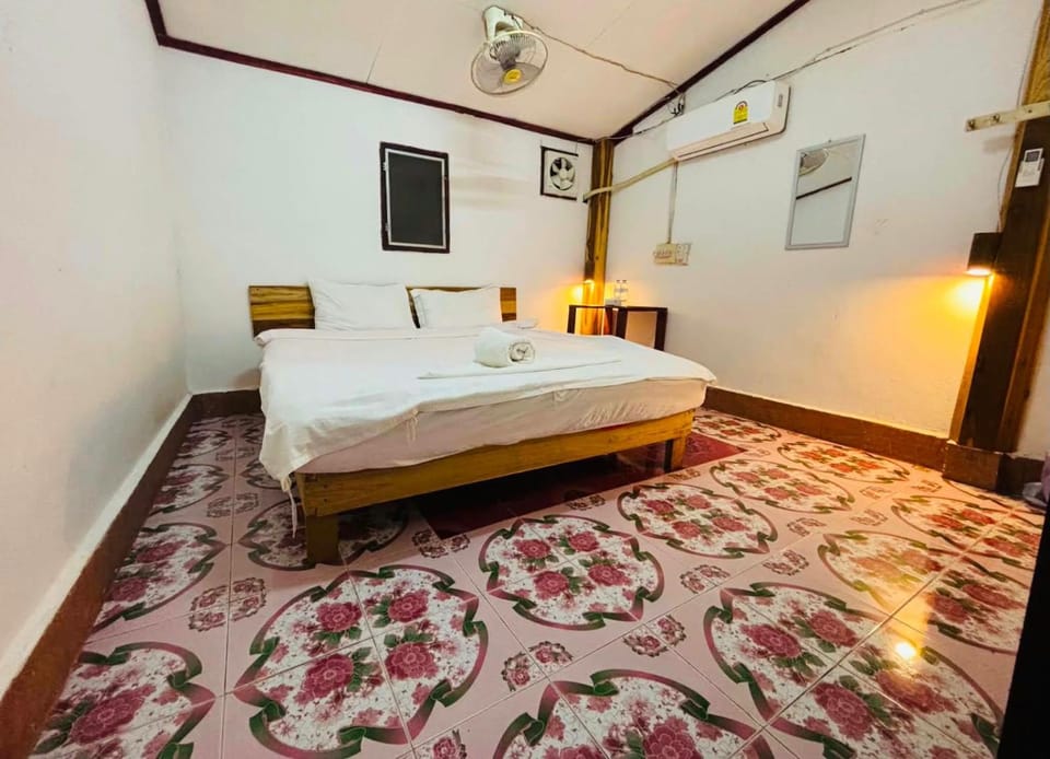 Bed, Photo of the whole room, Bedroom, towels, air conditioner