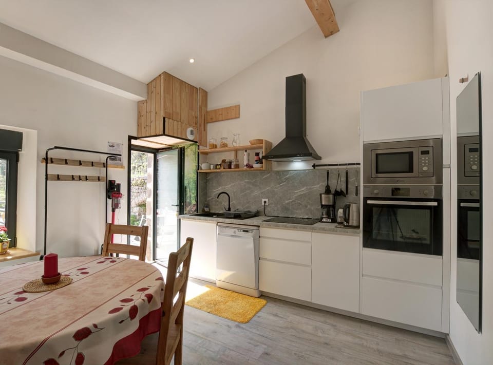 Property building, Kitchen or kitchenette, Living room