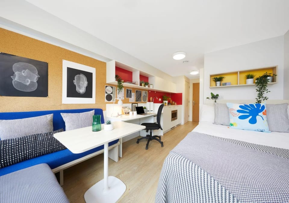 Kitchen or kitchenette, Seating area, Bedroom