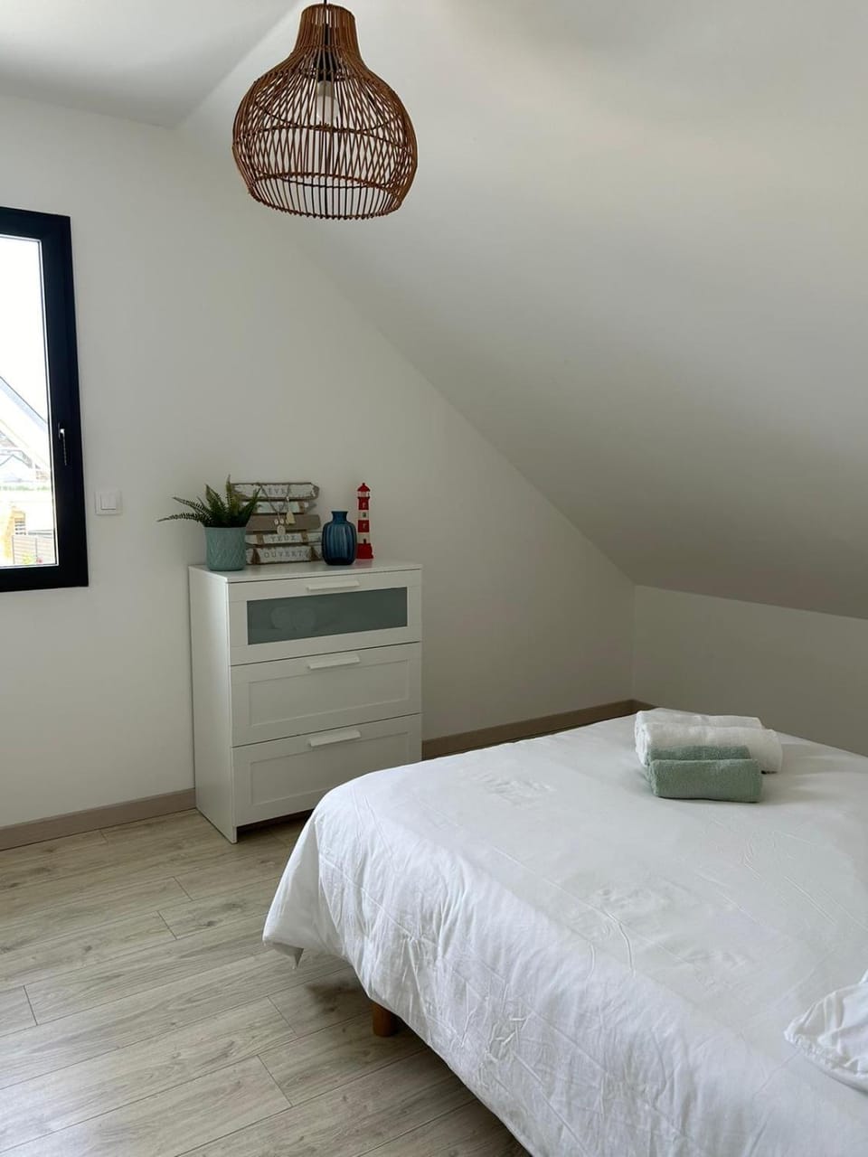 Bed, Bedroom, towels