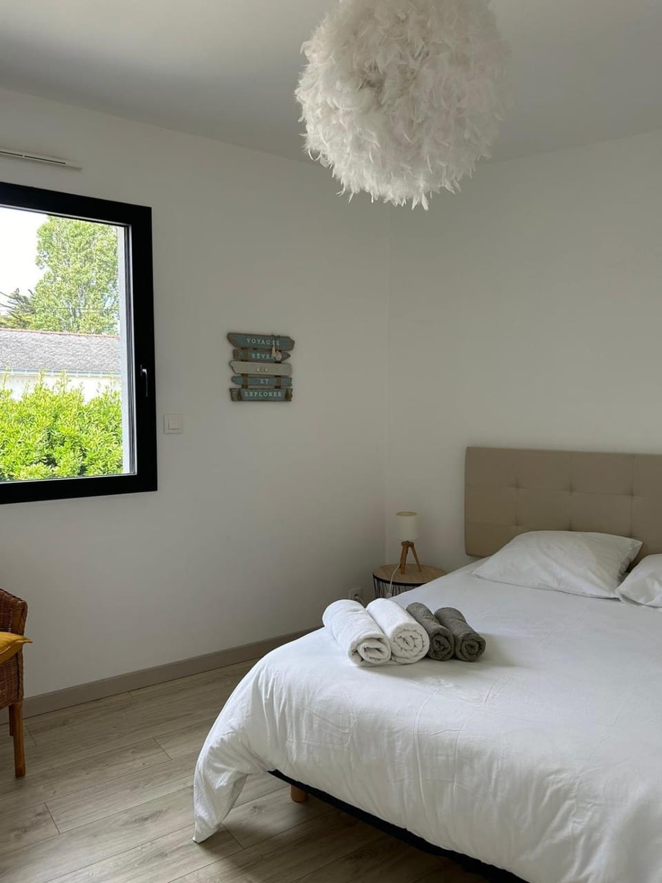 Bed, Bedroom, towels