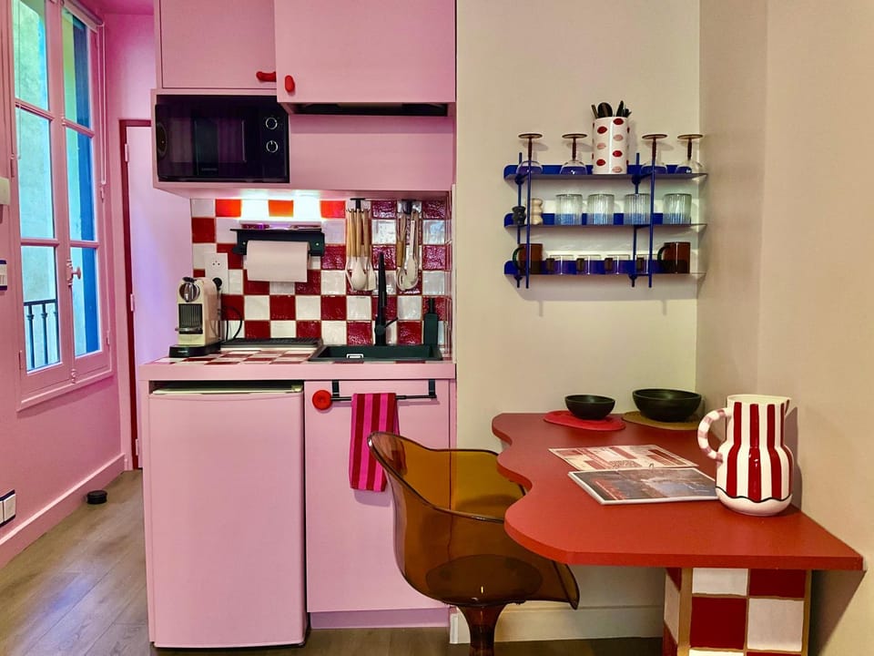 Kitchen or kitchenette, Dining area