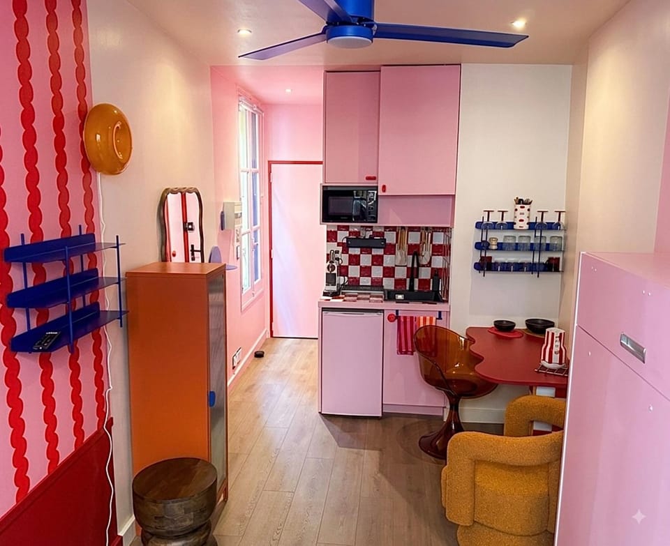 Kitchen or kitchenette, Living room, Seating area, Dining area