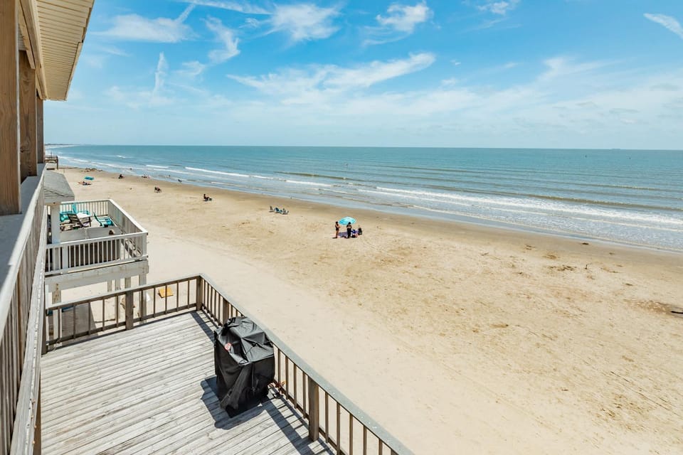 Seaside Haven - Direct Beachfront by the Jetty House in Surfside Beach