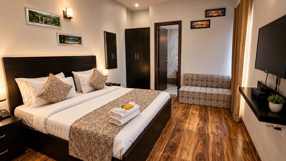 Bed, TV and multimedia, Living room, Photo of the whole room, Seating area, Evening entertainment, Bedroom, towels, wardrobe