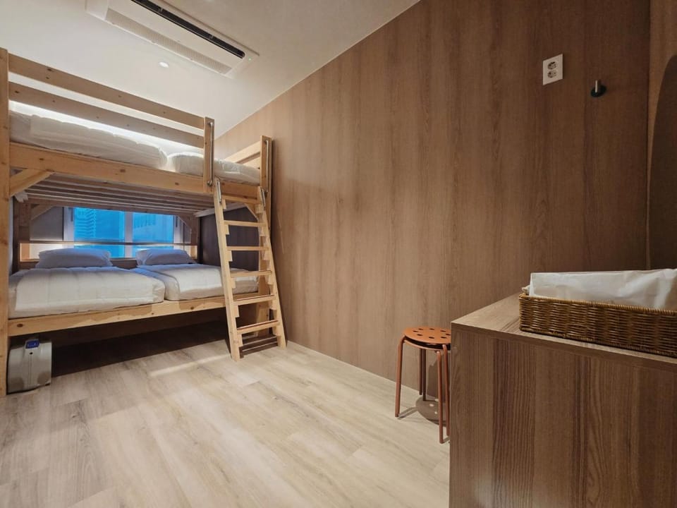 Bed, bunk bed, towels