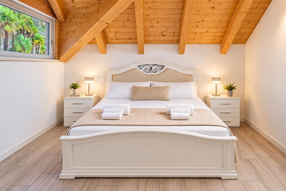 Bed, Photo of the whole room, Bedroom, towels
