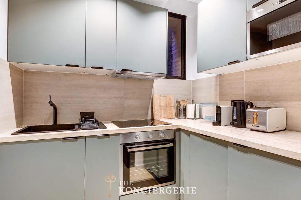 Chic Parisian Home Private Balcony Sleeps 6 Apartment in Paris