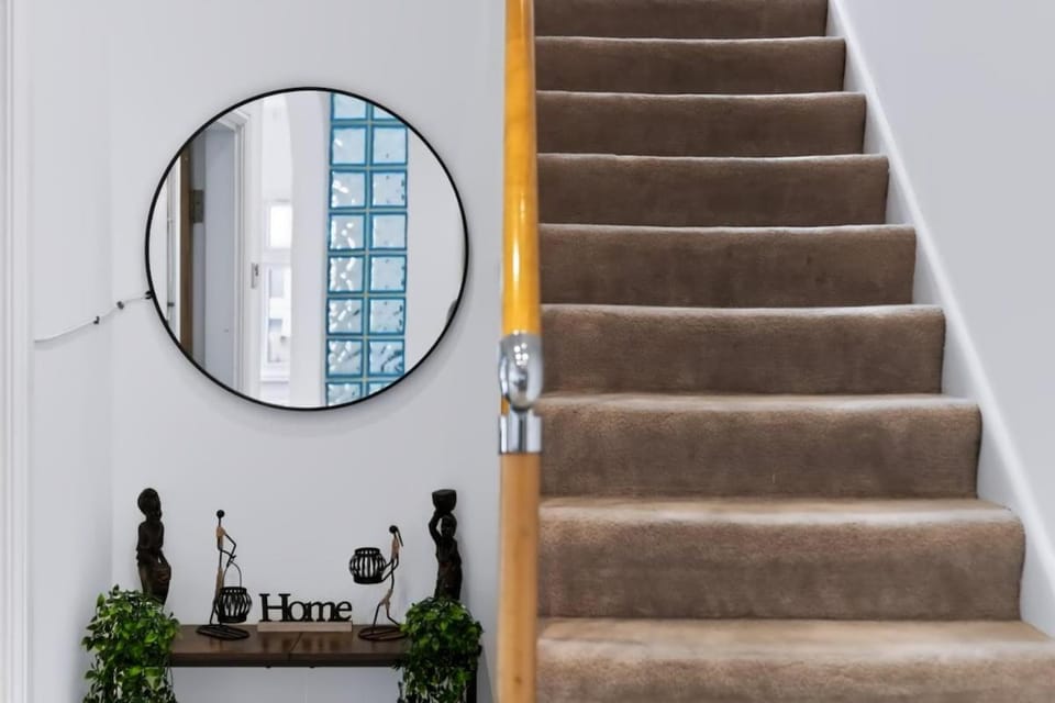 Gorgeous 5 Bed 3 Bath Home, Garden, Parking Harrow Apartment in Wembley