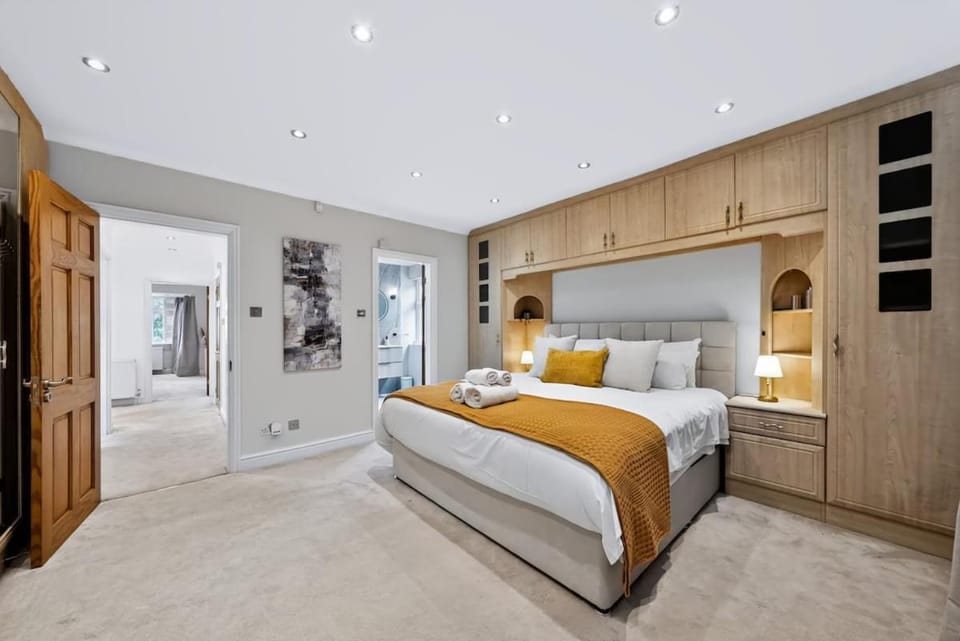 Gorgeous 5 Bed 3 Bath Home, Garden, Parking Harrow Apartment in Wembley