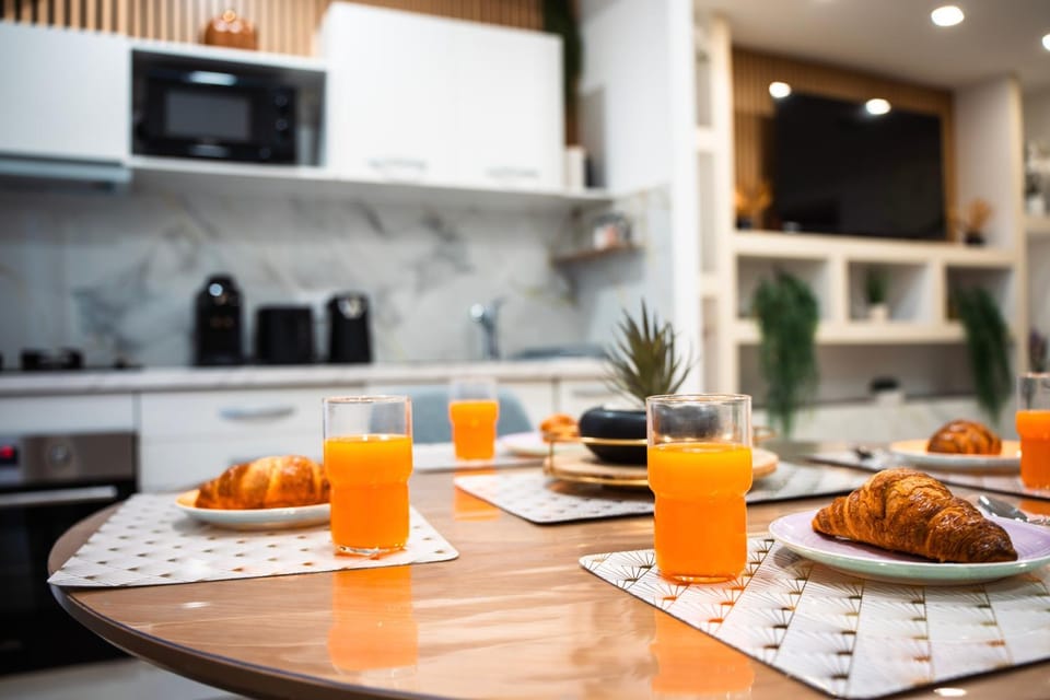 Kitchen or kitchenette, Food and drinks, Dining area, Food