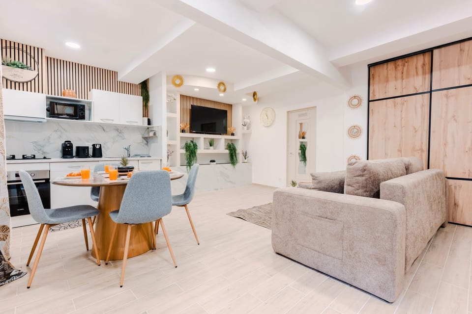 TV and multimedia, Kitchen or kitchenette, Living room, Seating area, Dining area, oven