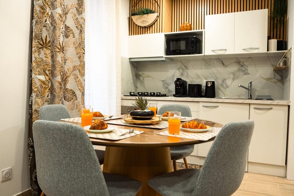 Coffee/tea facilities, Kitchen or kitchenette, Dining area, toaster