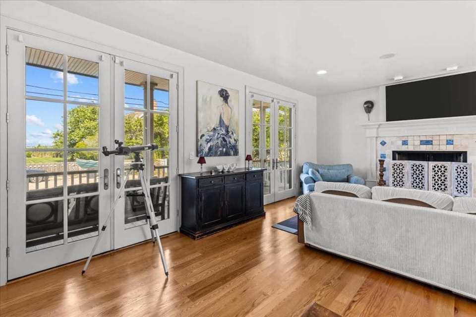 Luxury Coastal Retreat w/Heated Pool House in Mantoloking Shores