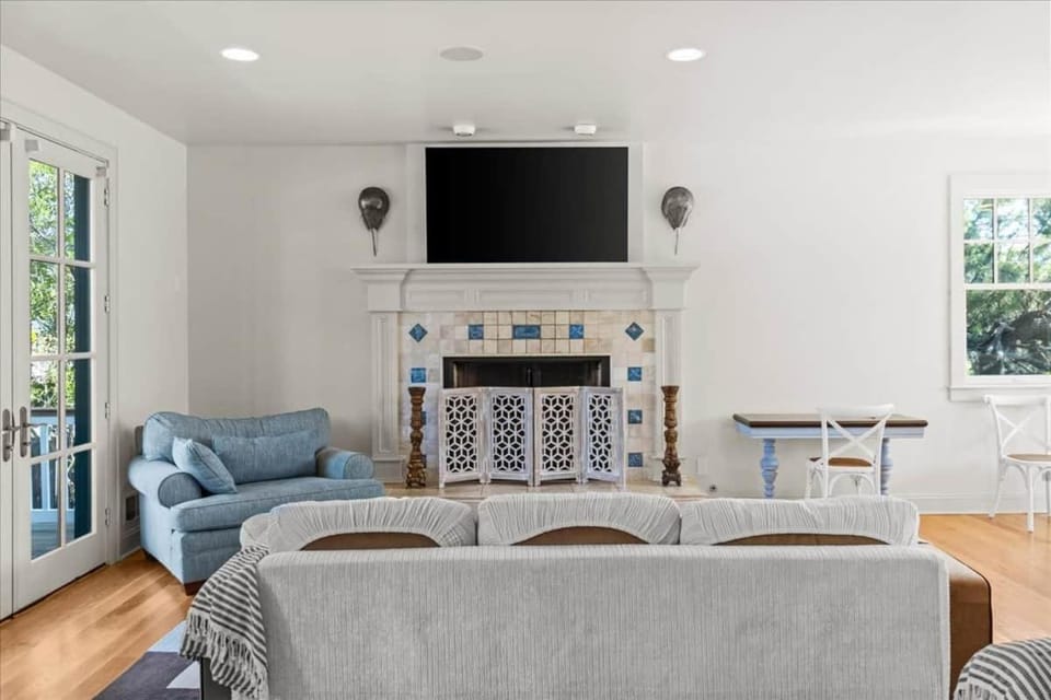 Luxury Coastal Retreat w/Heated Pool House in Mantoloking Shores