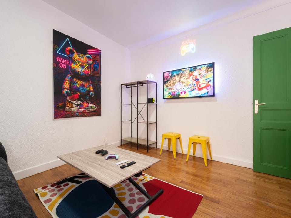 TV and multimedia, Living room, Decorative detail, Seating area, Dining area, Evening entertainment