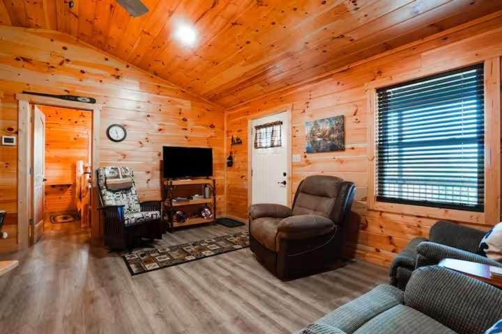Secluded Hocking Hills Villa with Pond and Hot Tub House in Falls Township