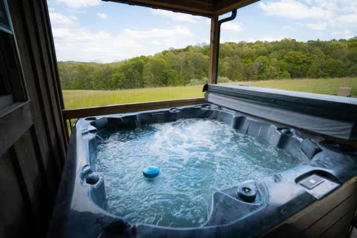 Secluded Hocking Hills Villa with Pond and Hot Tub House in Falls Township