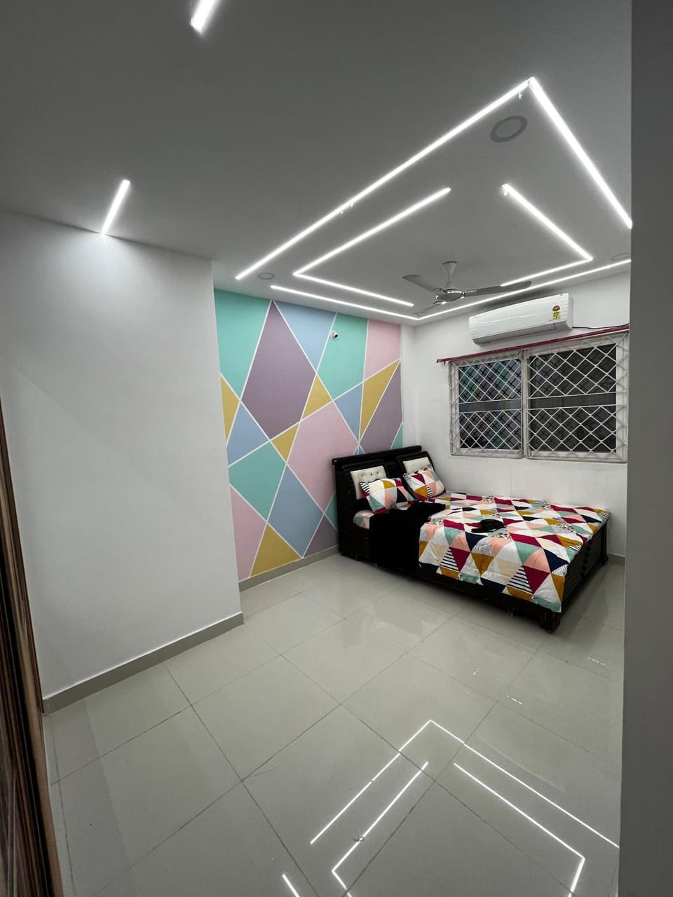 Bed, Photo of the whole room, Seating area, Bedroom