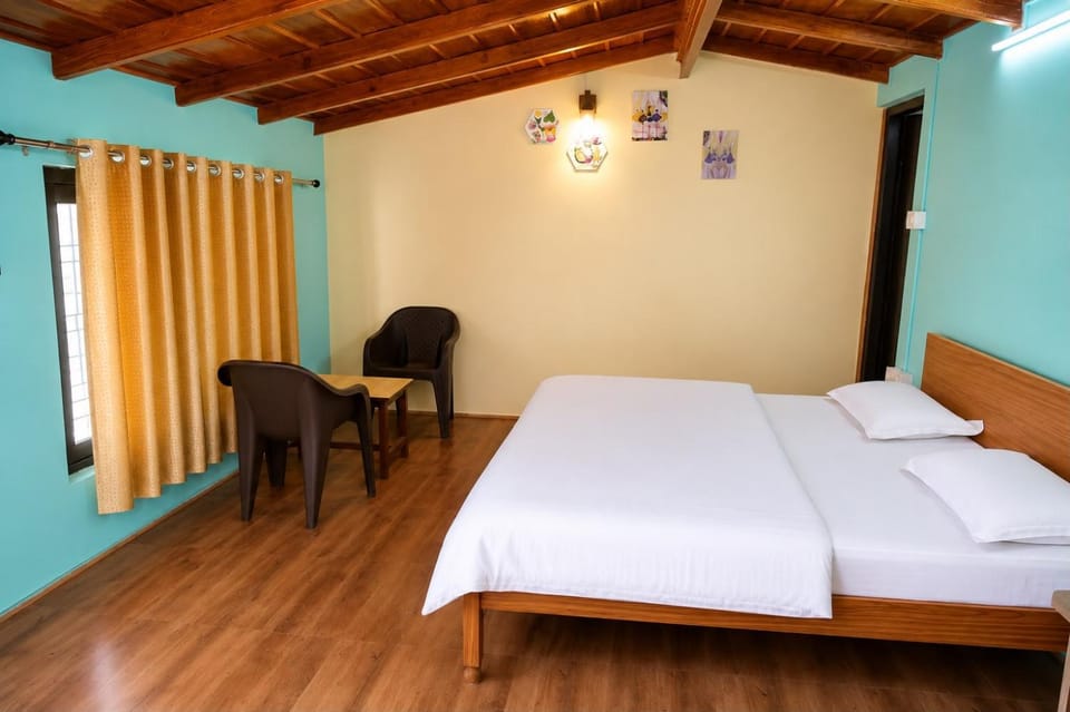 Photo of the whole room, Bedroom