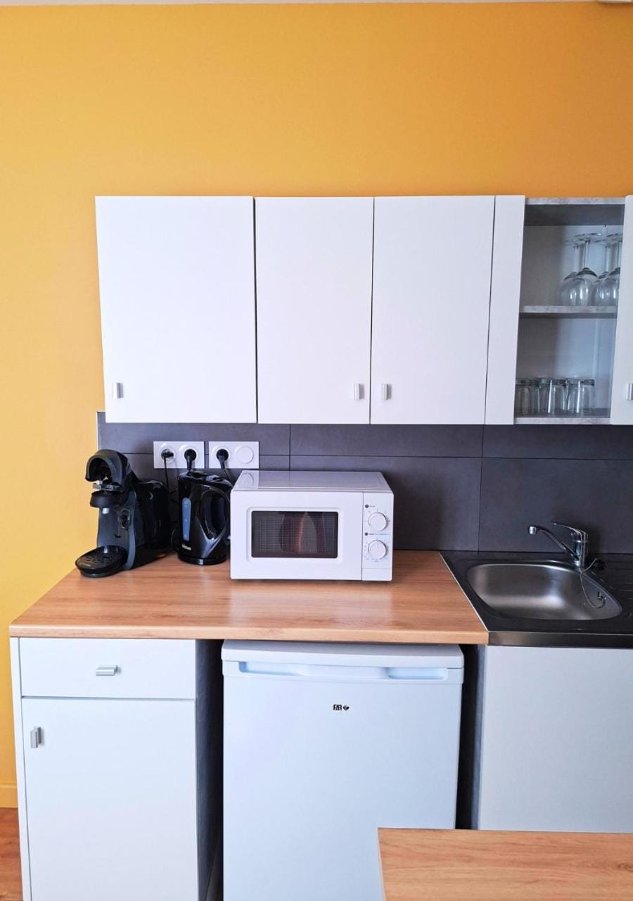 Coffee/tea facilities, microwave, oven, stove, toaster, kitchen